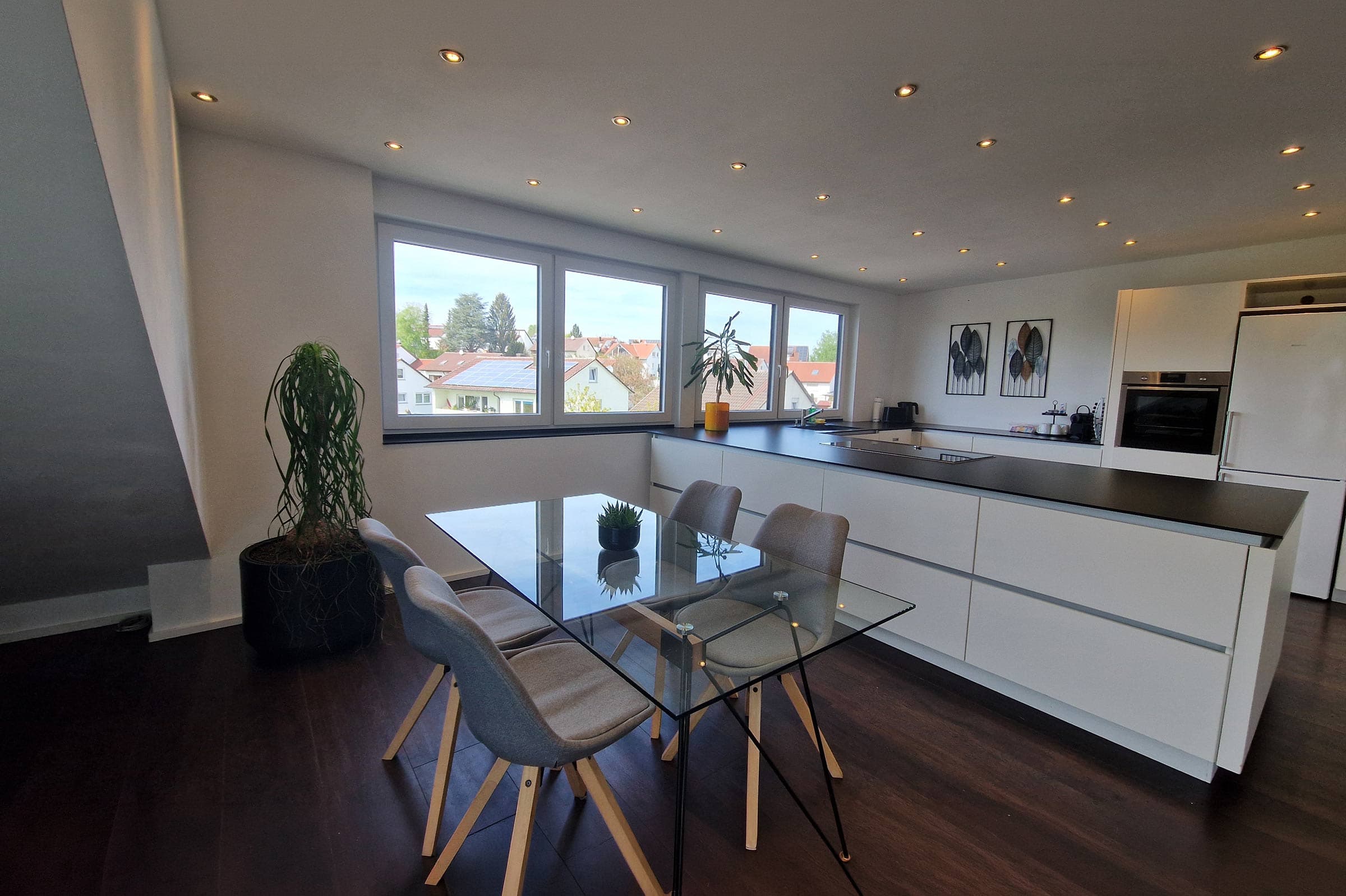 Küche und Esszimmer der Ferienwohnung Cloud9 in abendlicher Lichtstimmung