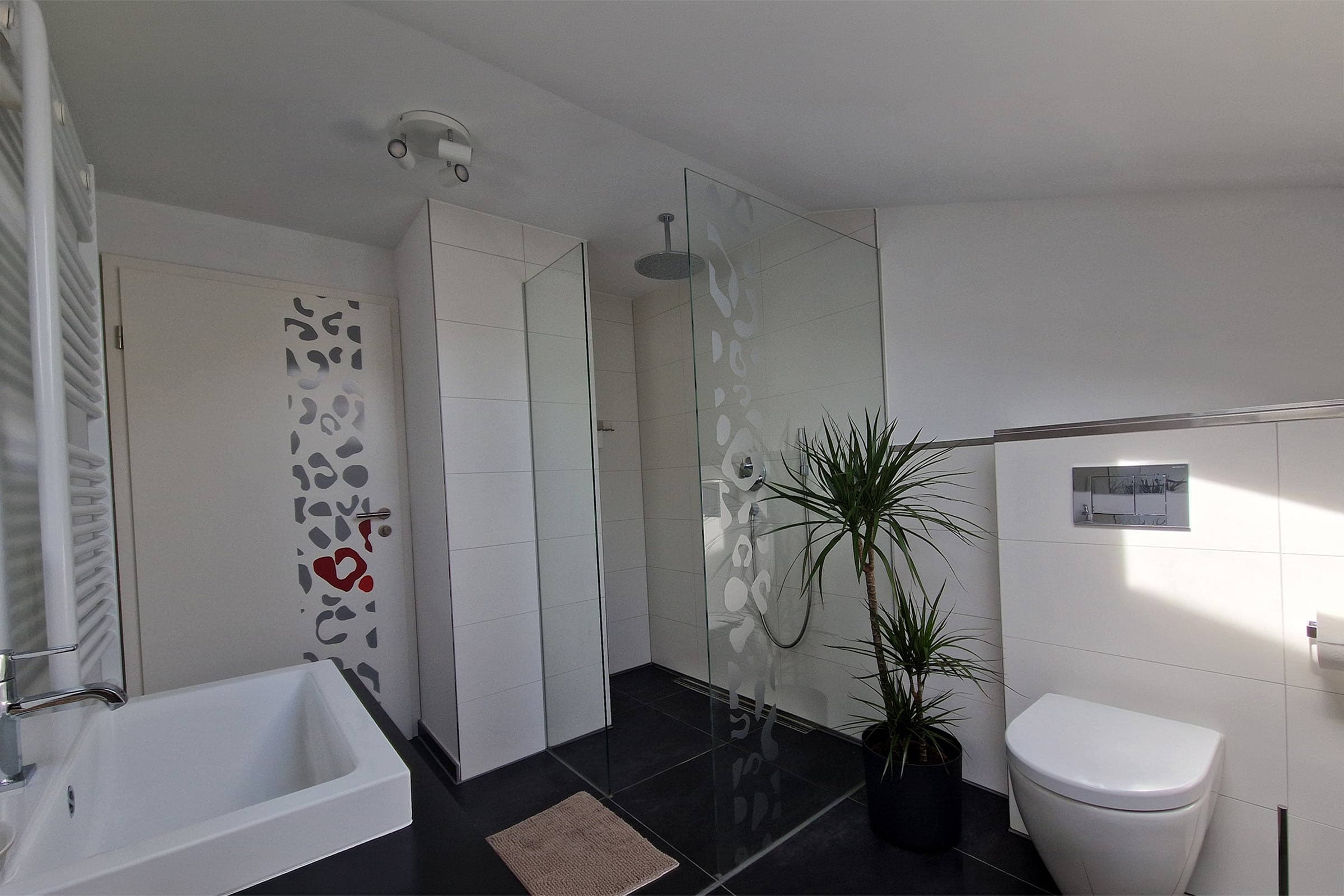 Modernes Bad mit Regendusche und Dachschräge