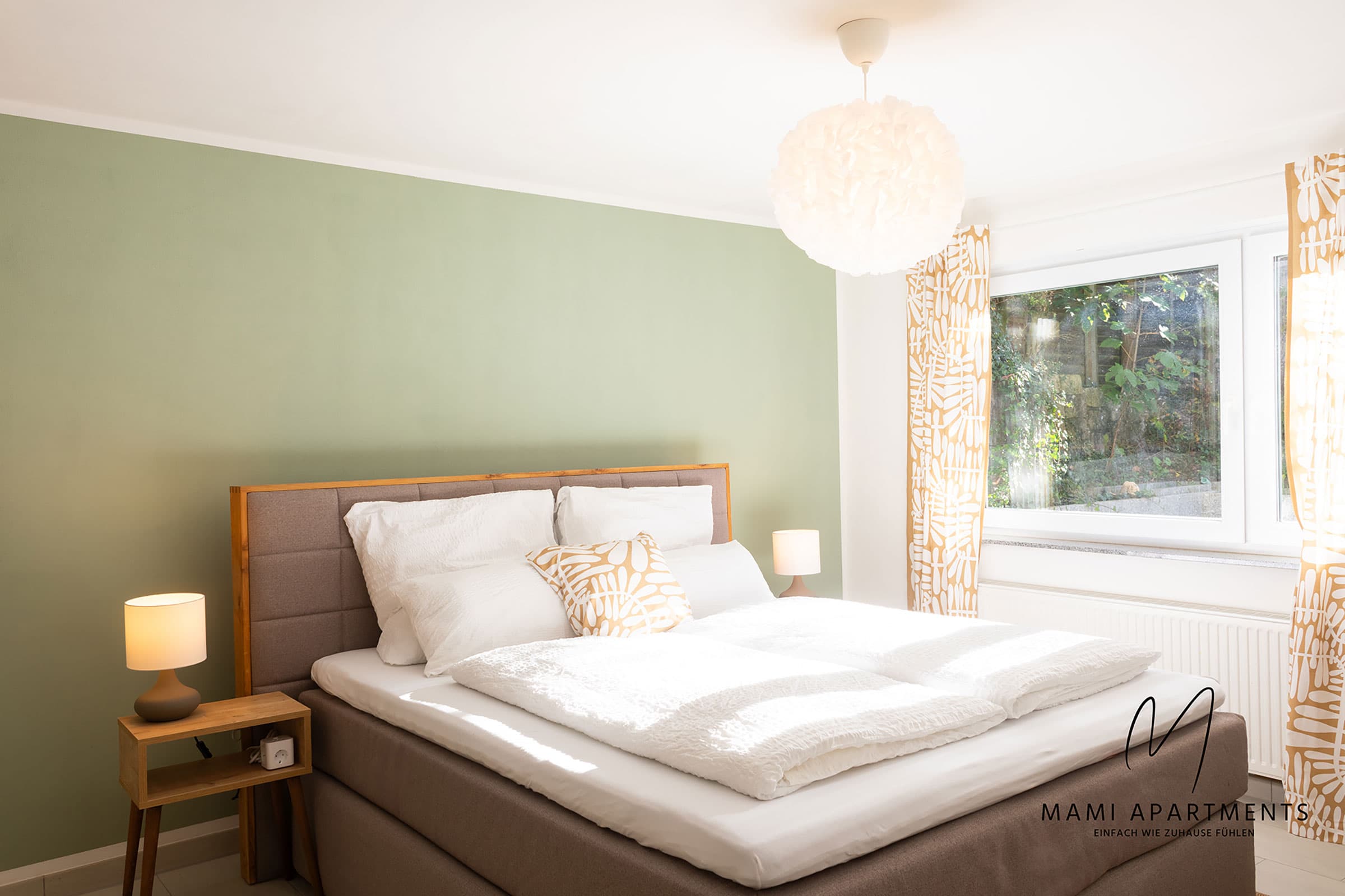 Schlafzimmer mit Kingsize-Boxspringbett