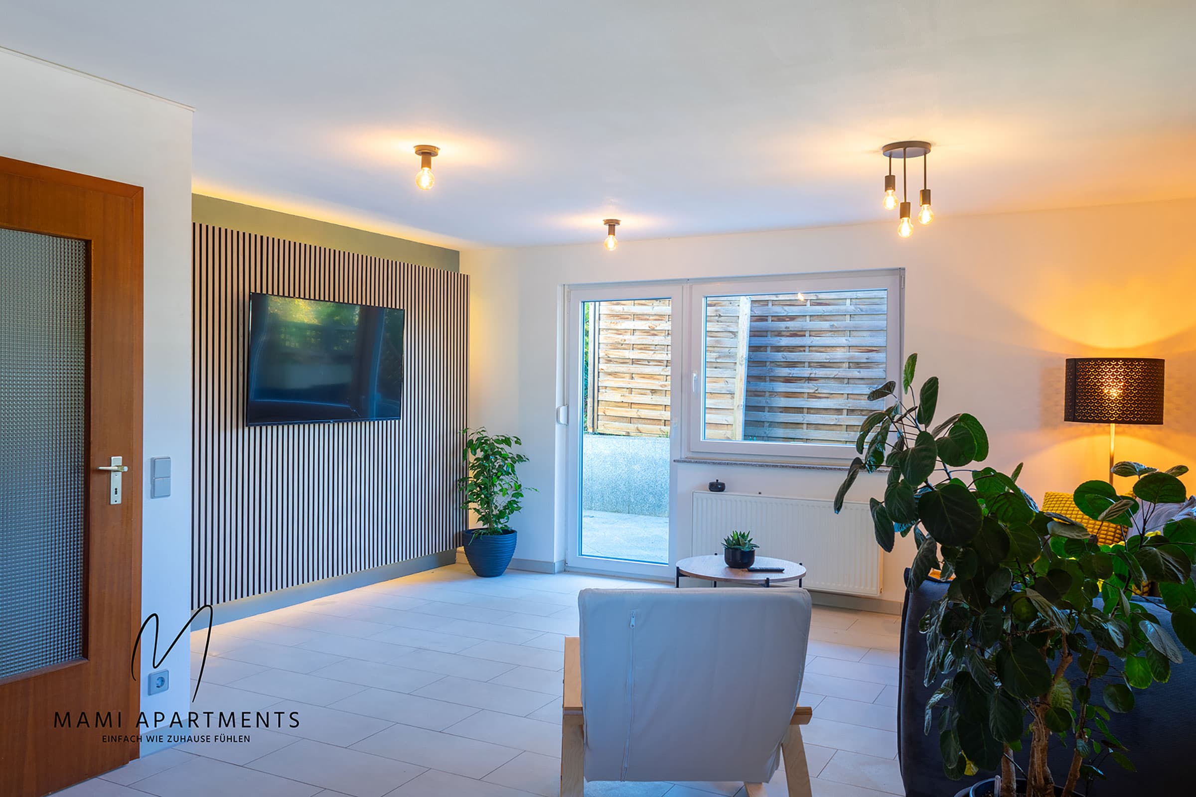 Wohnzimmer der Ferienwohnung TerraVista in Pliezhausen mit Schlafcouch und Esstisch